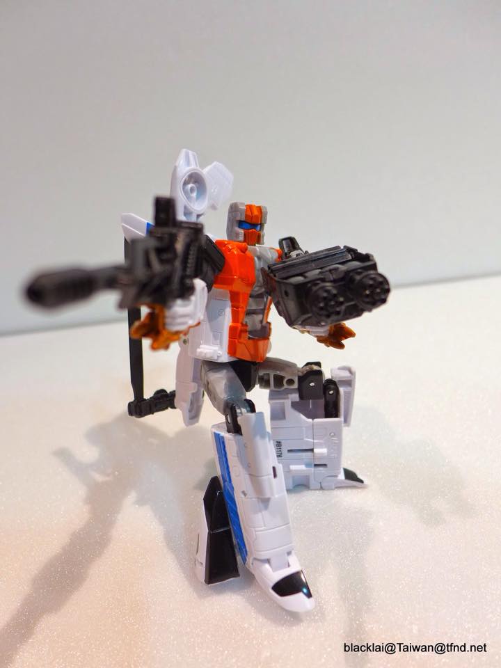 Transformers News: Transformers Combiner Wars Alpha Bravo In Hand Images