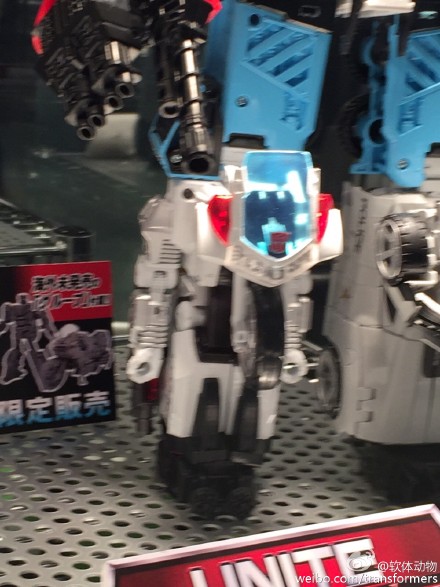 Transformers News: Tokyo Toy Show 2015 - Color Images Of Unite Warriors Defensor And Deluxe Class Groove