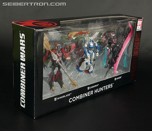 Transformers News: New Galleries: SDCC 2015 Combiner Hunters Arcee, Windblade and Chromia