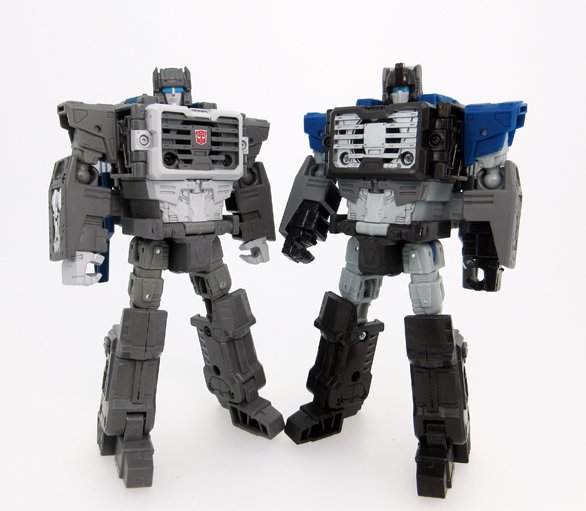 Transformers News: Comparison Image - Takara Tomy Transformers Titans Return Fortress & Cerebros