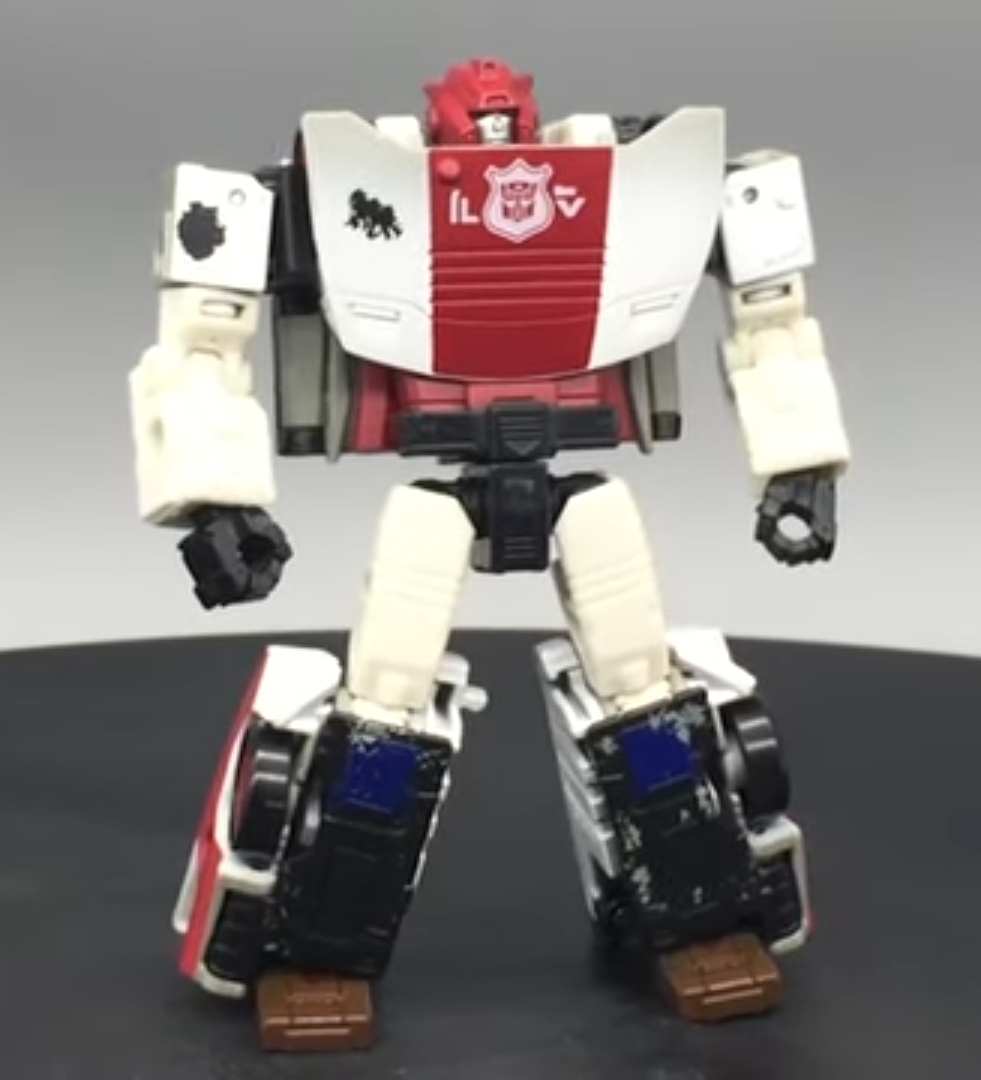 WFC13 Autobot Red Alert Netflix Edition Transformers Generations War