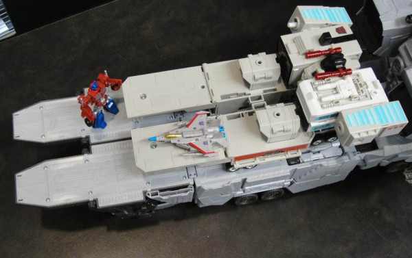 Another Transformers Generations Titan Class Metroplex Size Comparison ...