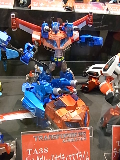 Chara Hobby 2010 Images: Wingblade Optimus, Lucky Draw Bumblebee