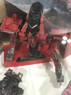 Transformers News: New Images of Latest Studio Series Reveals Give a Good Look at Where Scavenger's Treads Go