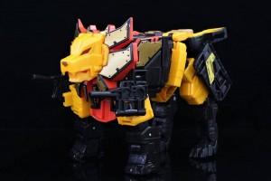 Transformers News: High Quality In Hand Images of Power of the Primes Predaking and Individual Predacons