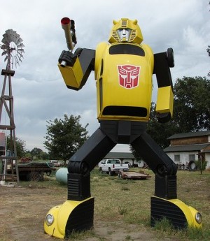 Transformers News: 18ft G1 Bumblebee Roadside Attraction in Fresno, California