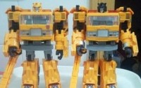 Transformers News: Comparison Photos of RTS & Transformers United Grapple