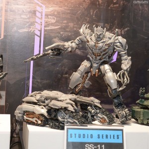 Display Images of Transformers Studio Series Brawl and Megatron