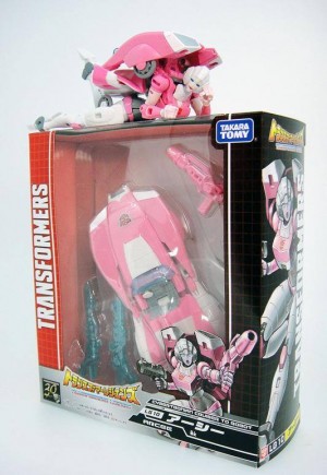 Transformers News: TF Yuki Tweets Transformers Legends Arcee In-Package Image