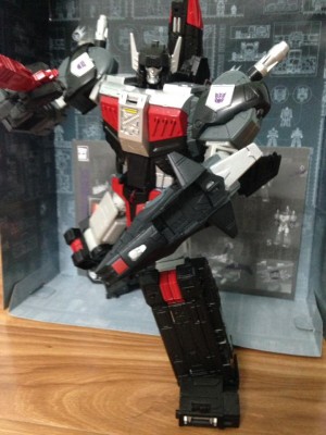 Transformers News: In-Hand Images of Transformers Titans Return Leader Skyshadow