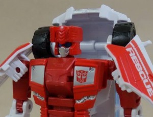 Transformers News: Transformers Combiner Wars: First Aid In Hand