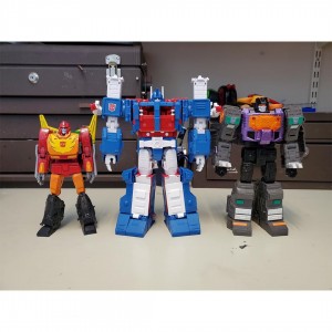 Transformers News: New Images of Commander Class Ultra Magnus show Scale