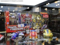 Transformers News: BotCon 2011 Coverage - TRU Exclusive War For Cybertron 3 Pack