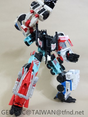 Transformers News: Transformers Combiner Wars Defensor In Hand
