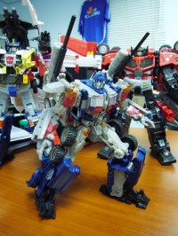 Transformers News: Defender Optimus Prime and Mindwipe released in Malaysia / Singapore