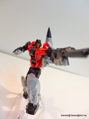 Transformers News: In-Hand Images: Generations Combiner Wars Skydive