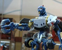 Transformers News: New Video Review of HFTD Deluxe Axor