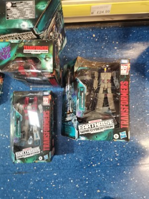 Transformers News: Transformers War for Cybertron: Earthrise Figures Spotted In UK