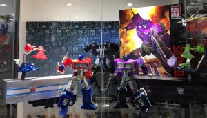 Transformers News: Masterpiece Shattered Glass Optimus Prime New Images