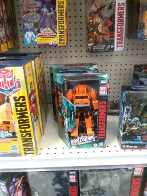 Transformers News: Earthrise Battle Masters, Micromasters and Voyagers found at Canadian Retail