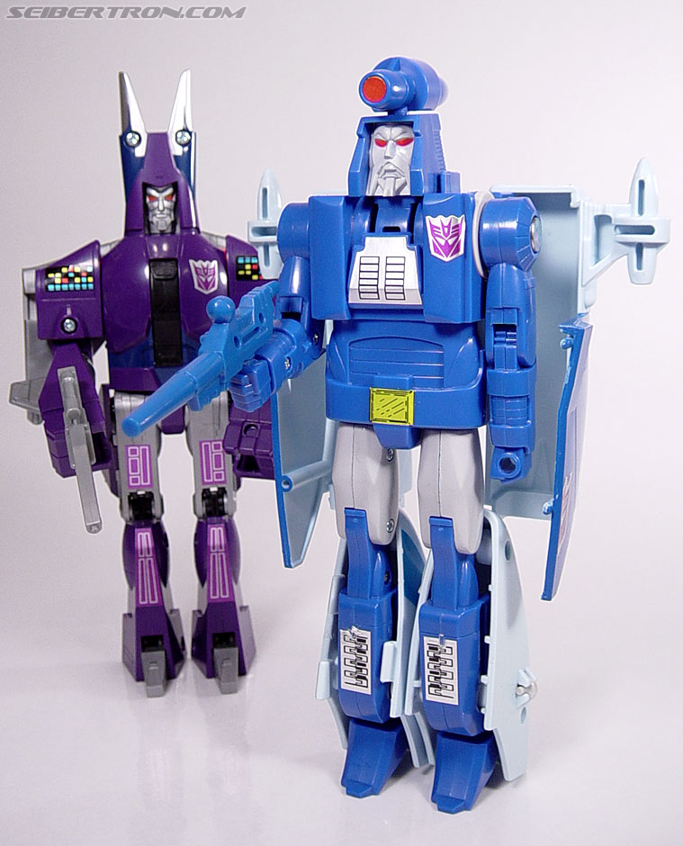 Transformers scourge. Трансформеры g1 Скурдж. Scourge Transformers g1. Transformers g1 Scourge Toy. Скорж трансформеры g1.