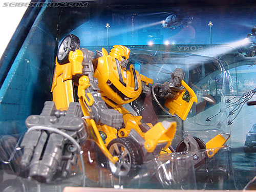 Transformers (2007) Screen Battles: Capture of Bumblebee (Image #2 of 156)