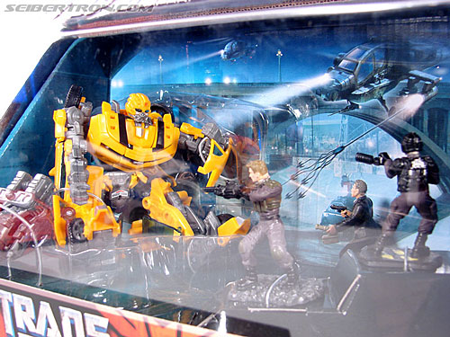 Transformers (2007) Screen Battles: Capture of Bumblebee (Image #20 of 156)