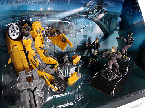Transformers (2007) Screen Battles: Capture of Bumblebee (Image #24 of 156)