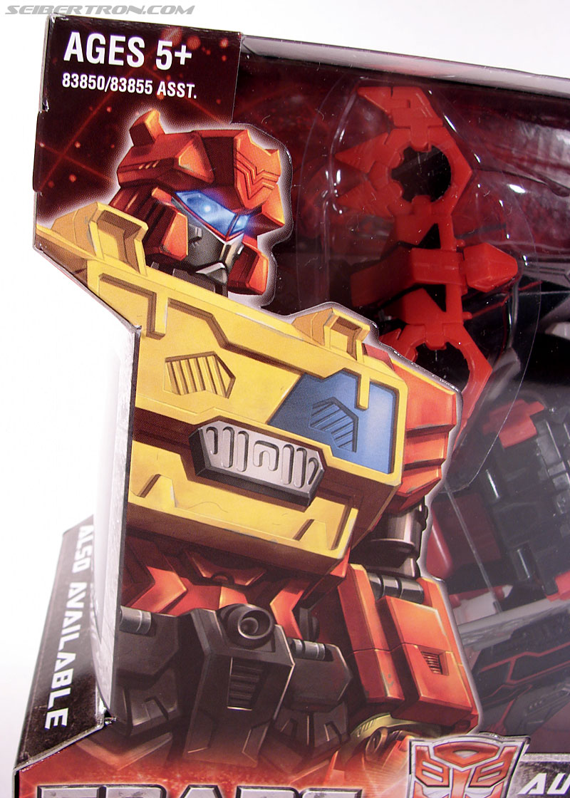 Transformers Universe - Classics 2.0 Blaster (Image #2 of 132)