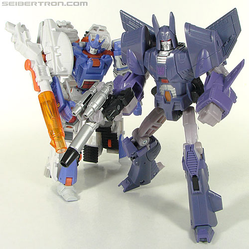 Transformers Universe - Classics 2.0 Cyclonus (Challenge at Cybertron) (Image #134 of 155)