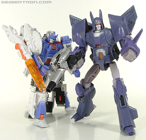 Transformers Universe - Classics 2.0 Cyclonus (Challenge at Cybertron) (Image #135 of 155)