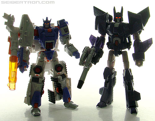 Transformers Universe - Classics 2.0 Cyclonus (Challenge at Cybertron) (Image #140 of 155)