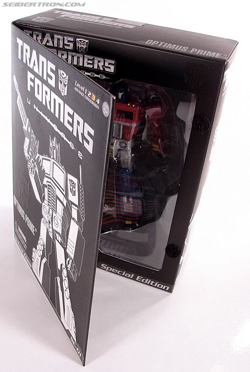 Transformers Universe - Classics 2.0 Optimus Prime (SE-01) (Image #15 of 94)