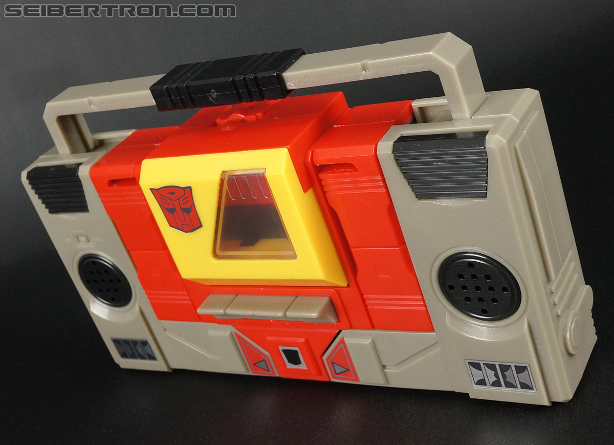 Transformers Universe - Classics 2.0 Blaster (Image #60 of 210)