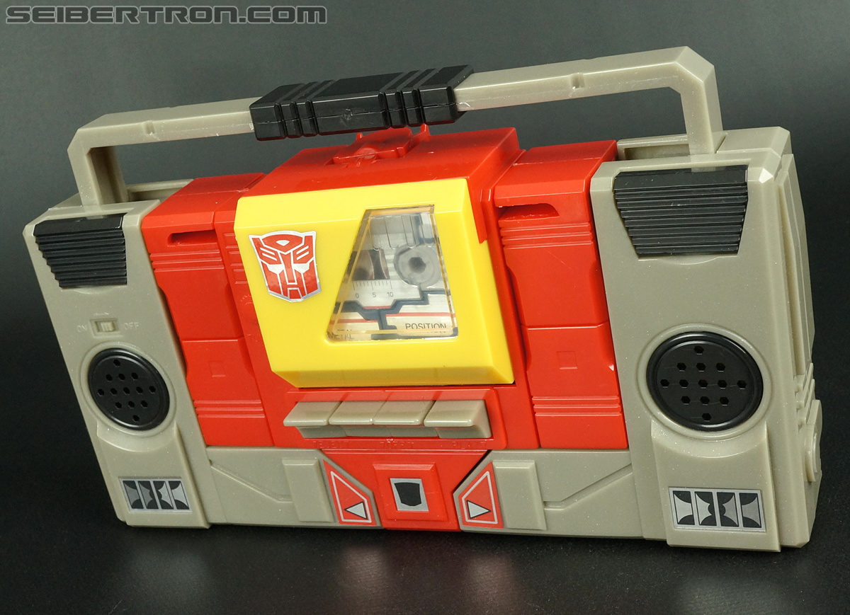 Transformers Universe - Classics 2.0 Blaster (Image #93 of 210)