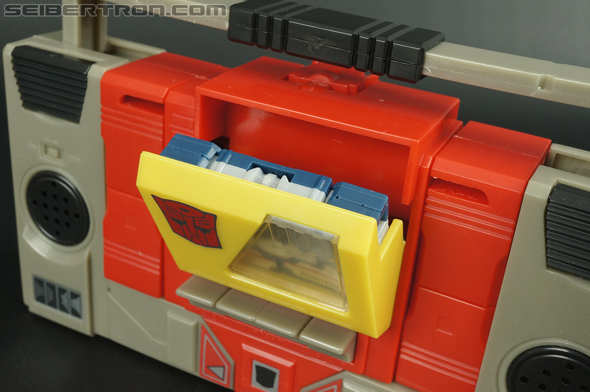 Transformers Universe - Classics 2.0 Blaster (Image #94 of 210)