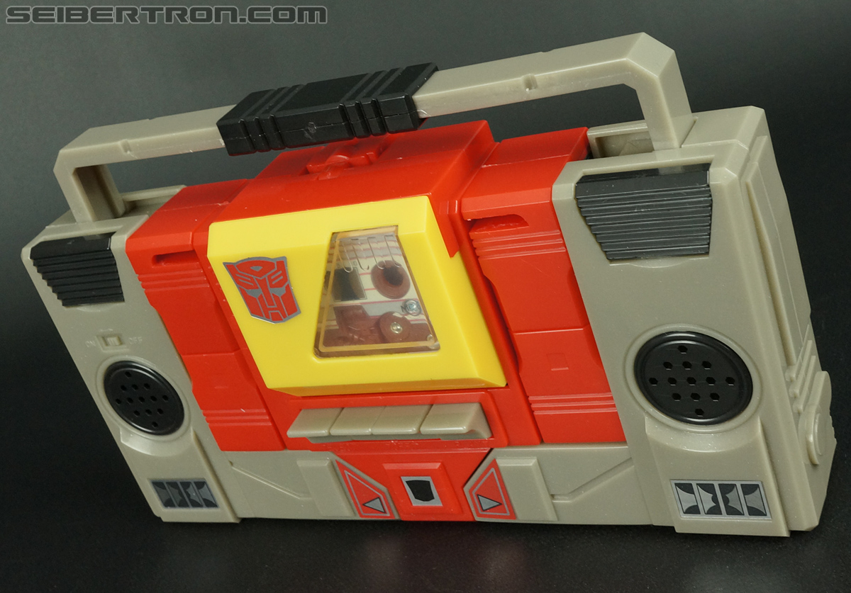 Transformers Universe - Classics 2.0 Blaster (Image #98 of 210)