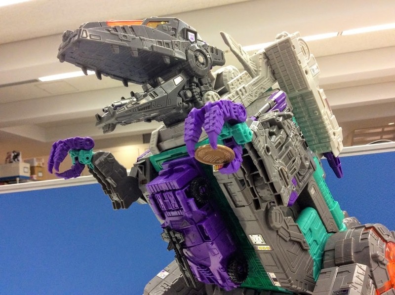 Jouets Transformers Generations: Nouveautés TakaraTomy - Page 18 1490583855-titan-class-trypticon-will-hold-your-money-for-you-in-new-photos-2-scaled-800