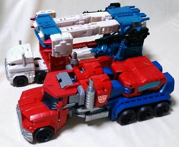 Transformers News: Transformers Generations Cyber Series Line Optimus Prime Comparison Images