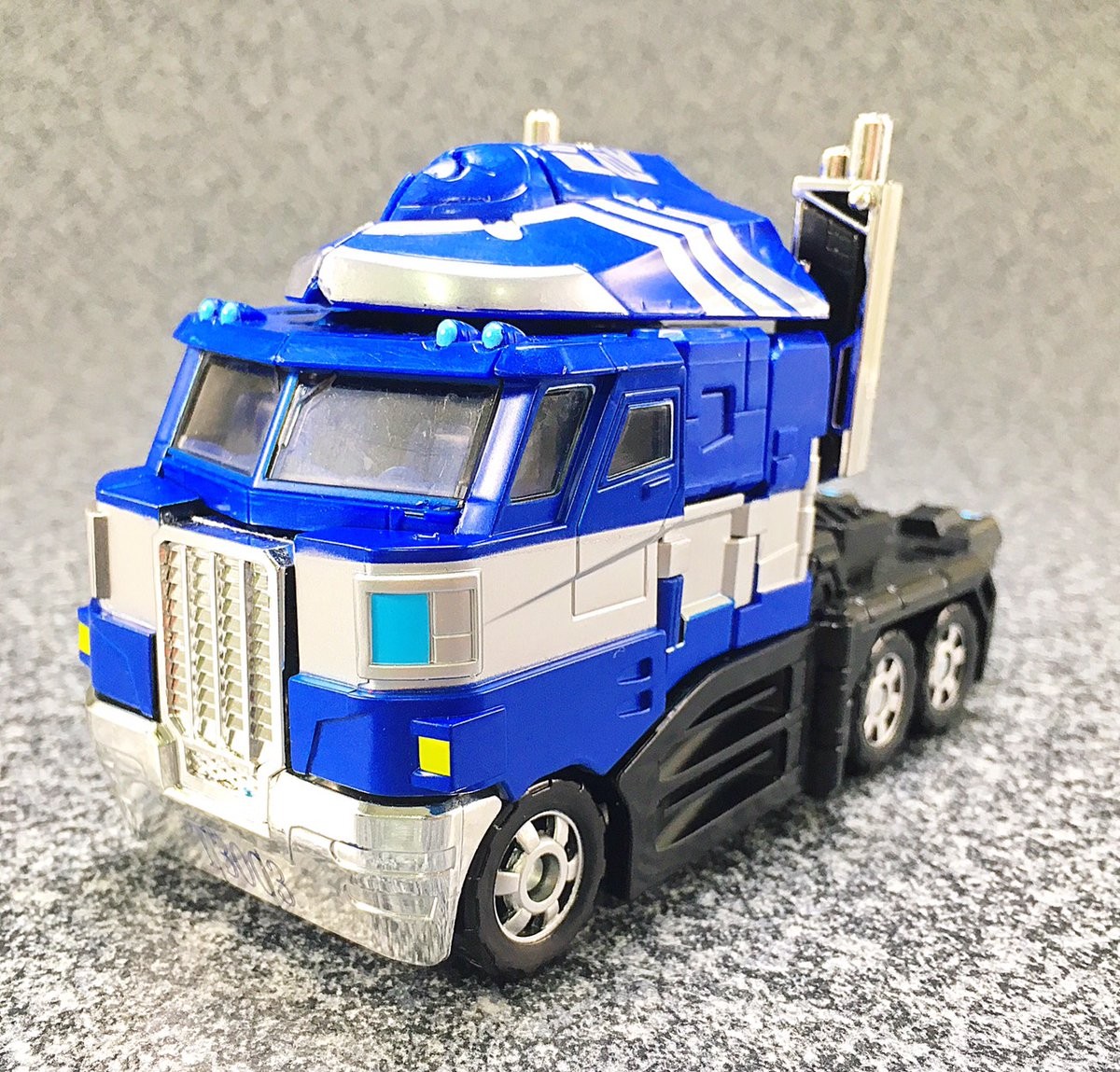 Transformers News: New Images of e-HOBBY Magna Convoy