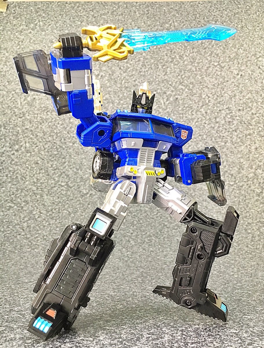 Transformers News: New Images of e-HOBBY Magna Convoy