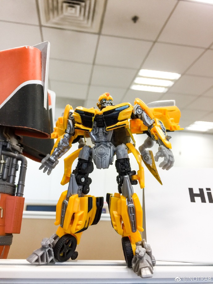 Transformers News: In hand Image of new Deluxe Bumblebee from Transformers: The Last Knight
