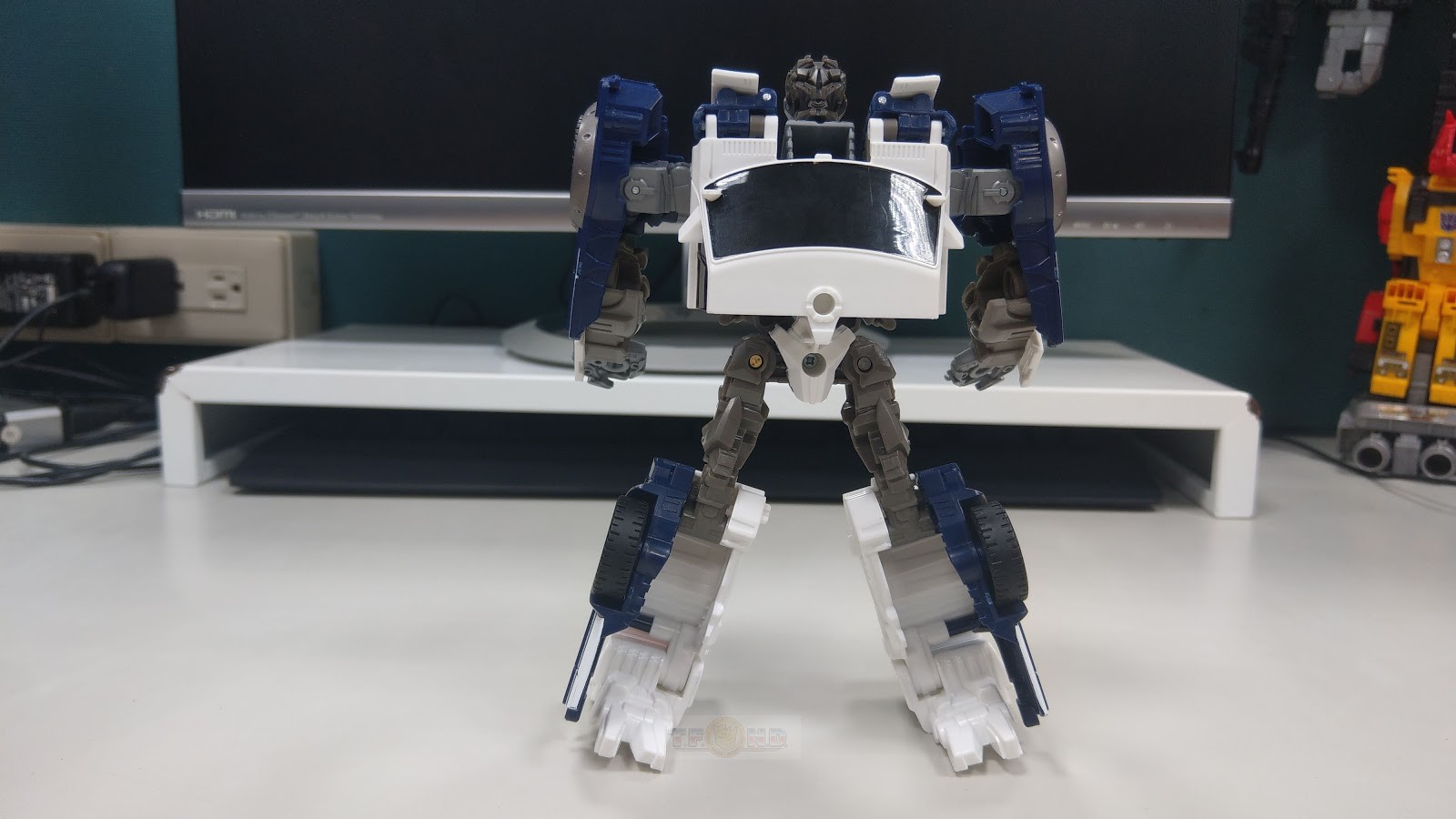 Transformers News: Transformers: Bumblebee Energon Igniters Nitro Series In-Hand Pictures and Demo Videos