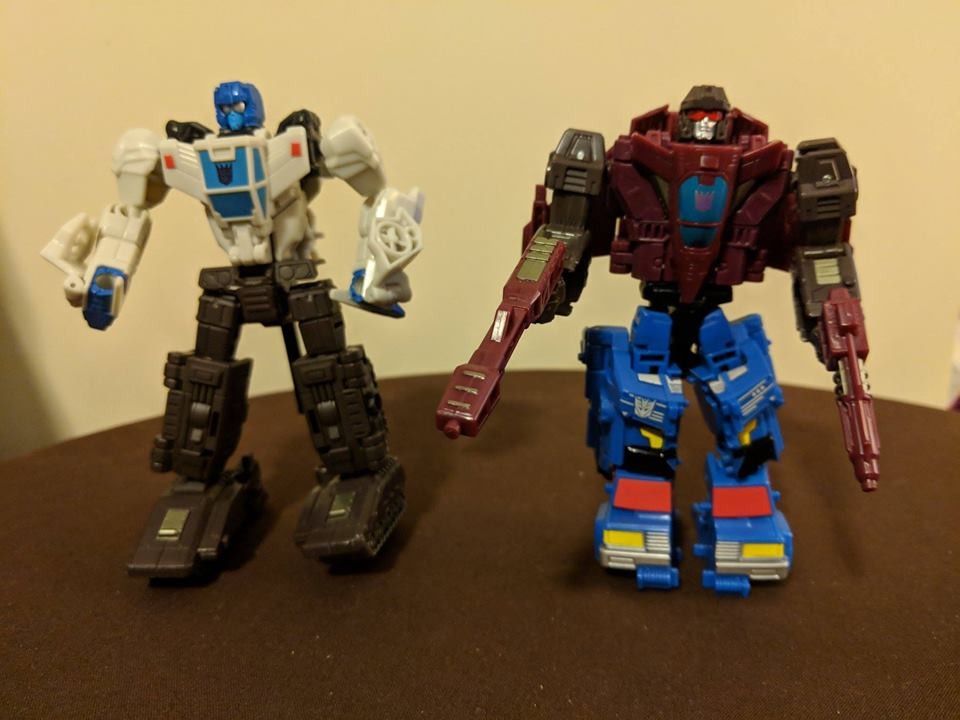 Transformers News: In-Hand Images of Transformers War for Cybertron: Siege Skytread