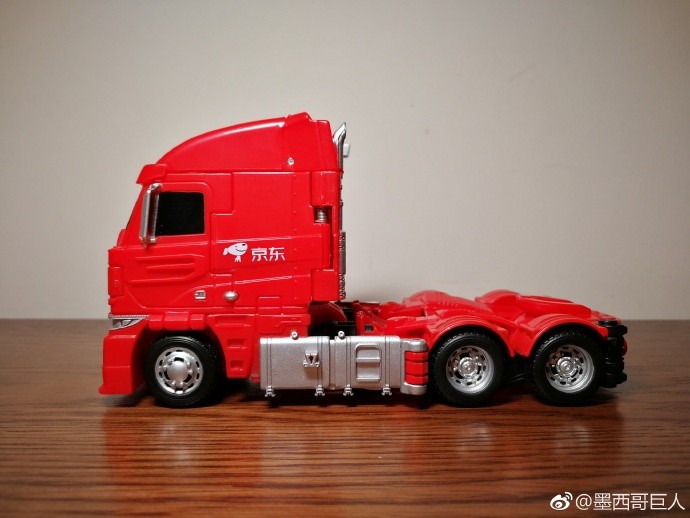 Transformers News: In Hand Images - Hasbro China JingDong Exclusive Generations JD Red Knight