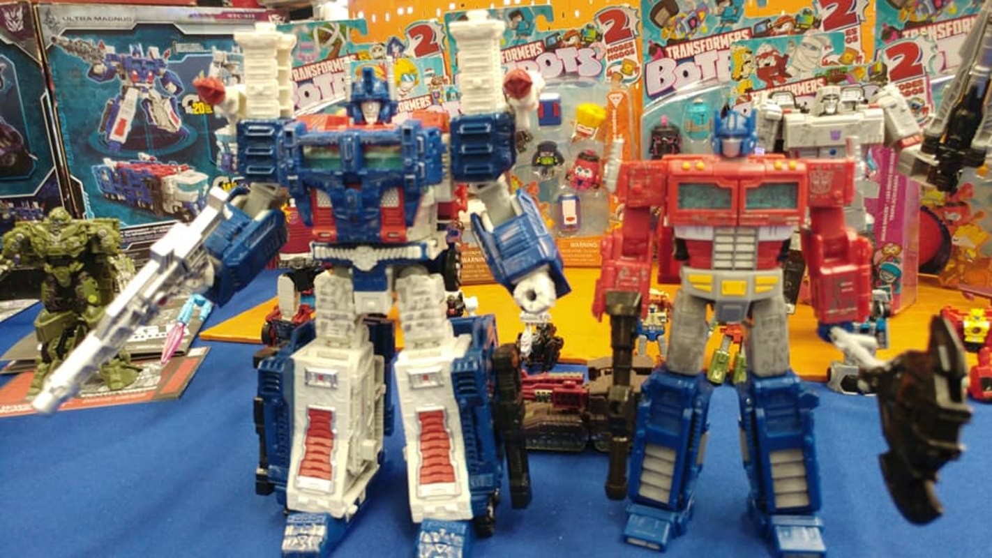 Transformers News: New In-hand Images of Transformers War for Cybertron: Siege Leader Class Ultra Magnus and Shockwave