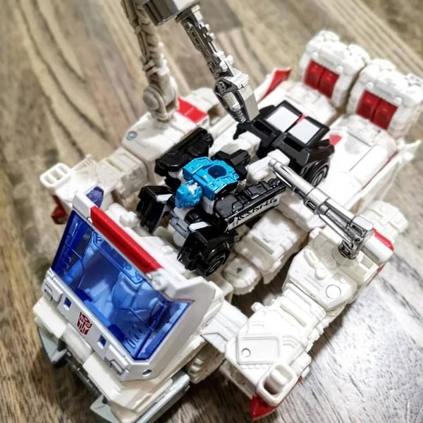 Transformers News: Transformers War for Cybertron Siege Ratchet Review With New Images