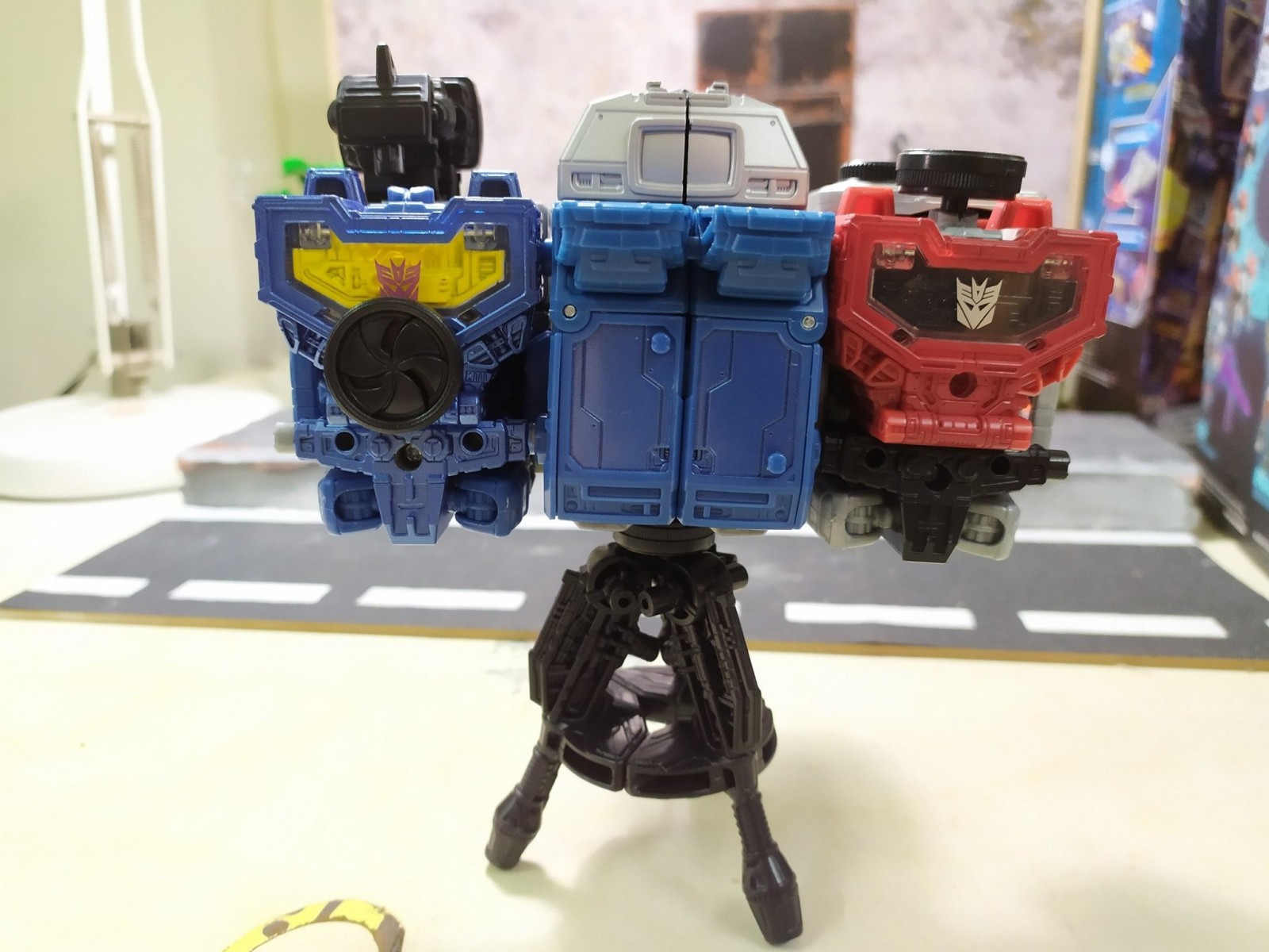 Transformers News: New Transformers War for Cybertron Siege Refraktor Reconnaissance Team In Hand Images
