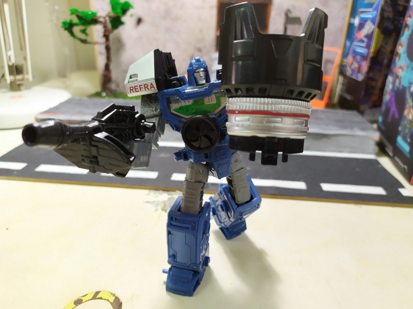 Transformers News: New Transformers War for Cybertron Siege Refraktor Reconnaissance Team In Hand Images