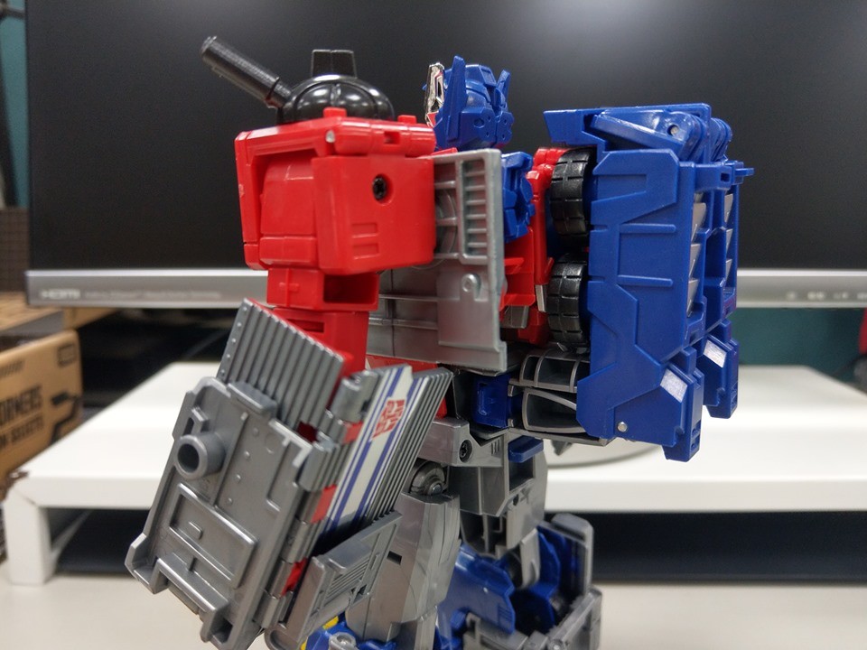 Transformers News: n-Hand Images of  Transformers Generations Selects Star Convoy
